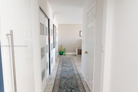 Купить кондоминиум в Халландейл-Бич, Флорида 1 комната, 121.79м2, № 2030205 - фото 8