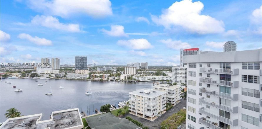 Кондоминиум с 1 комнатой в Халландейл-Бич, Флорида № 2030205