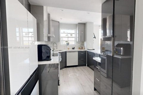 Купить кондоминиум в Халландейл-Бич, Флорида 1 комната, 121.79м2, № 2030205 - фото 6