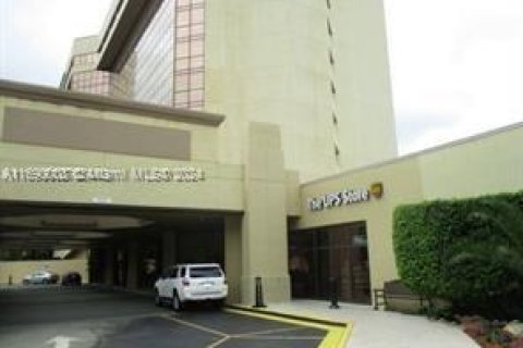 Commercial property in Miami, Florida № 2077085 - photo 1