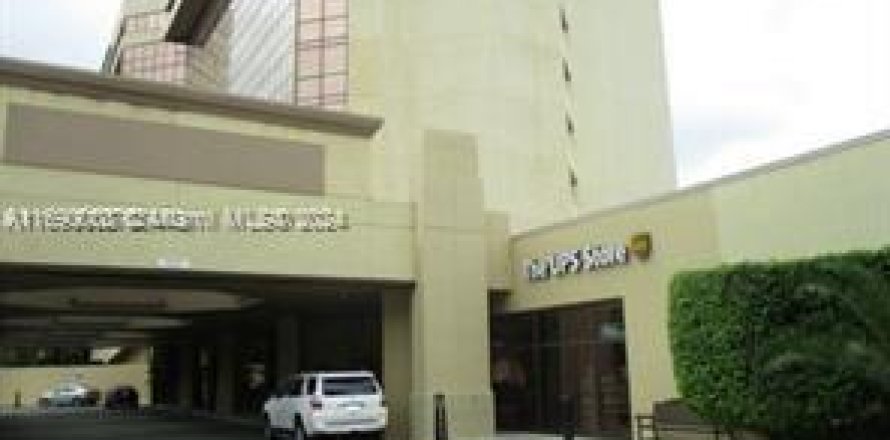 Commercial property in Miami, Florida № 2077085