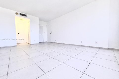 Condo in Hallandale Beach, Florida, 1 bedroom  № 1782028 - photo 20