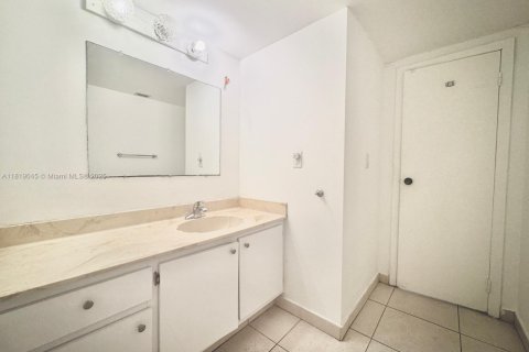 Condo in Hallandale Beach, Florida, 1 bedroom  № 1782028 - photo 10