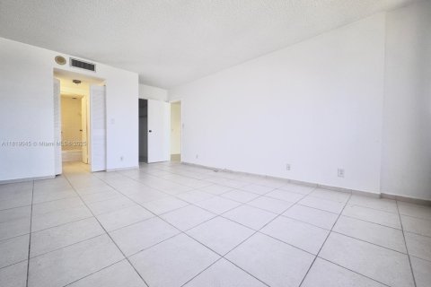 Condo in Hallandale Beach, Florida, 1 bedroom  № 1782028 - photo 17