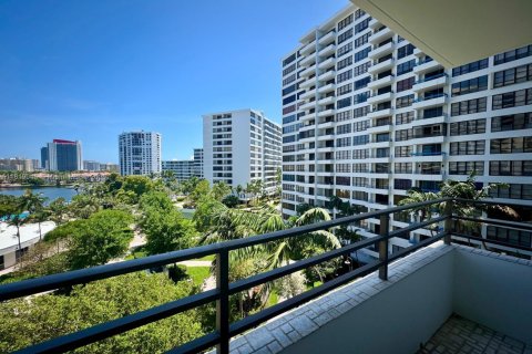 Condo in Hallandale Beach, Florida, 1 bedroom  № 1782028 - photo 24