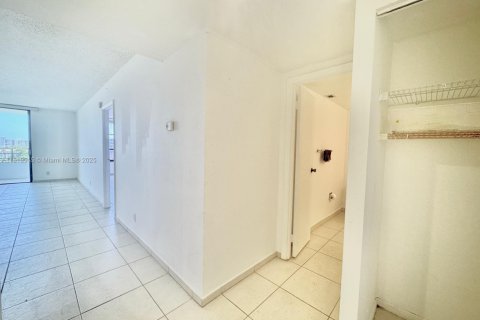 Condo in Hallandale Beach, Florida, 1 bedroom  № 1782028 - photo 6