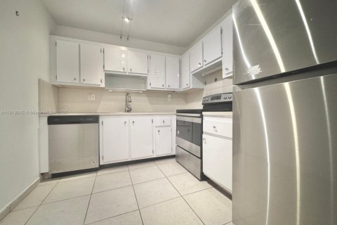 Condo in Hallandale Beach, Florida, 1 bedroom  № 1782028 - photo 2