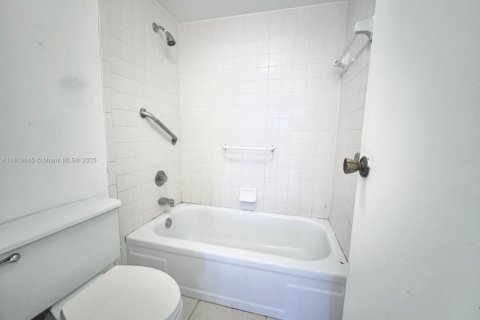 Condo in Hallandale Beach, Florida, 1 bedroom  № 1782028 - photo 22