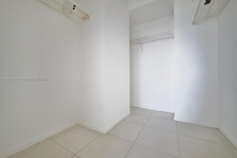 Condo in Hallandale Beach, Florida, 1 bedroom  № 1782028 - photo 18