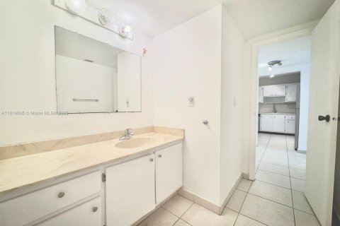 Condo in Hallandale Beach, Florida, 1 bedroom  № 1782028 - photo 9