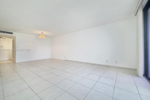 Condo in Hallandale Beach, Florida, 1 bedroom  № 1782028 - photo 12