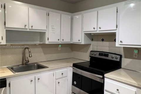 Condo in Hallandale Beach, Florida, 1 bedroom  № 1782028 - photo 1