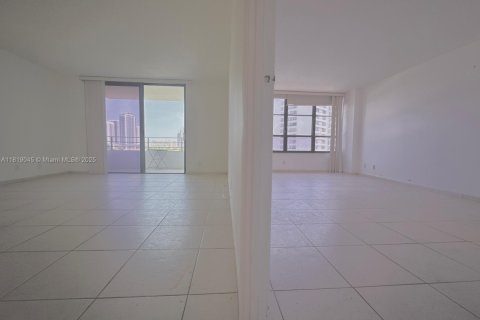 Condo in Hallandale Beach, Florida, 1 bedroom  № 1782028 - photo 15