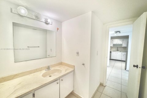 Condo in Hallandale Beach, Florida, 1 bedroom  № 1782028 - photo 8