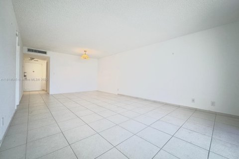 Condo in Hallandale Beach, Florida, 1 bedroom  № 1782028 - photo 13
