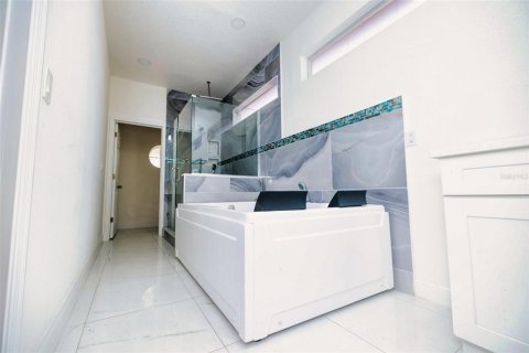 House in Winter Garden, Florida 5 bedrooms, 317.63 sq.m. № 1919424 - photo 24