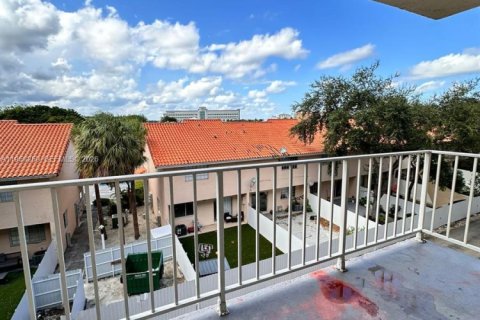 Condo in North Miami, Florida, 1 bedroom  № 2020696 - photo 9