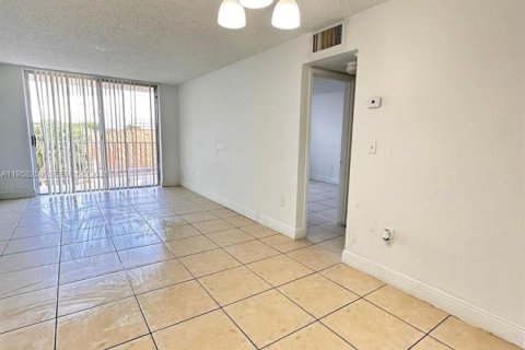 Condo in North Miami, Florida, 1 bedroom  № 2020696 - photo 3