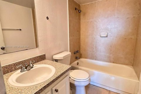 Condo in North Miami, Florida, 1 bedroom  № 2020696 - photo 7