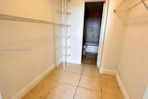 Condo in North Miami, Florida, 1 bedroom  № 2020696 - photo 6