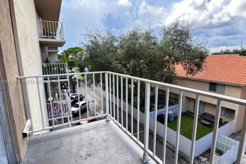 Condo in North Miami, Florida, 1 bedroom  № 2020696 - photo 10