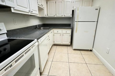 Condo in North Miami, Florida, 1 bedroom  № 2020696 - photo 2