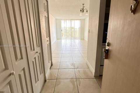 Condo in North Miami, Florida, 1 bedroom  № 2020696 - photo 4
