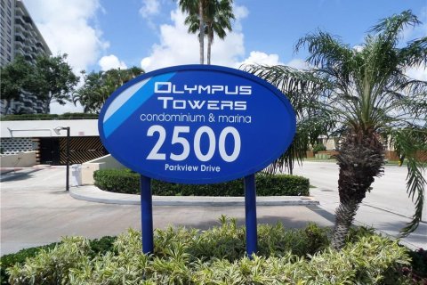 Condo in Hallandale Beach, Florida, 2 bedrooms  № 1160860 - photo 1