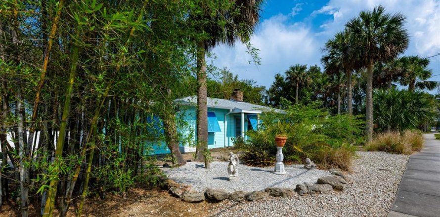 House in New Smyrna Beach, Florida 2 bedrooms, 142.14 sq.m. № 2207684