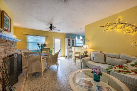 House in New Smyrna Beach, Florida 2 bedrooms, 142.14 sq.m. № 2207684 - photo 12