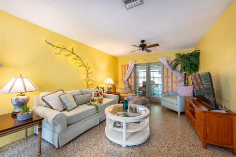 House in New Smyrna Beach, Florida 2 bedrooms, 142.14 sq.m. № 2207684 - photo 10