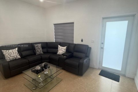 Casa en alquiler en Hialeah, Florida, 2 dormitorios, 83.61 m2 № 1977534 - foto 12