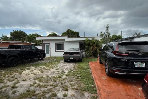 Casa en alquiler en Hialeah, Florida, 2 dormitorios, 83.61 m2 № 1977534 - foto 1