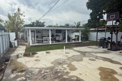 Casa en alquiler en Hialeah, Florida, 2 dormitorios, 83.61 m2 № 1977534 - foto 28