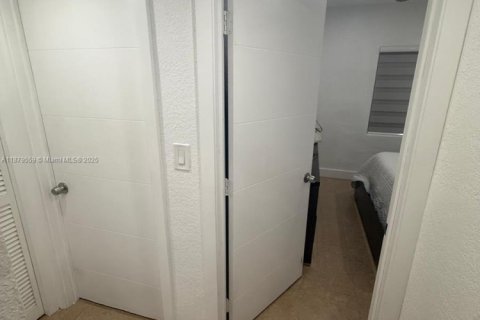 Casa en alquiler en Hialeah, Florida, 2 dormitorios, 83.61 m2 № 1977534 - foto 9