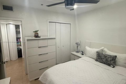 Casa en alquiler en Hialeah, Florida, 2 dormitorios, 83.61 m2 № 1977534 - foto 13