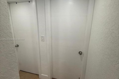 Casa en alquiler en Hialeah, Florida, 2 dormitorios, 83.61 m2 № 1977534 - foto 16