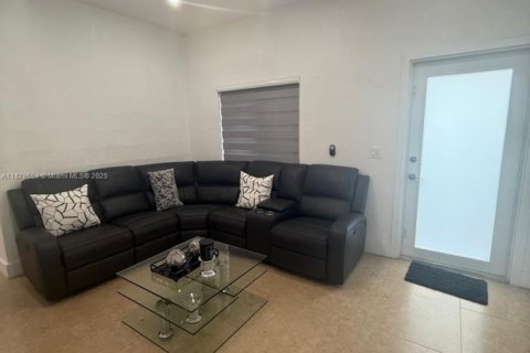 Casa en alquiler en Hialeah, Florida, 2 dormitorios, 83.61 m2 № 1977534 - foto 3