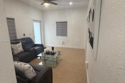 Casa en alquiler en Hialeah, Florida, 2 dormitorios, 83.61 m2 № 1977534 - foto 19