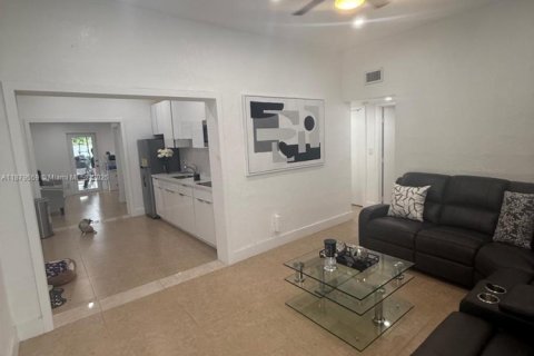 Casa en alquiler en Hialeah, Florida, 2 dormitorios, 83.61 m2 № 1977534 - foto 8