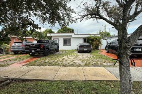Casa en alquiler en Hialeah, Florida, 2 dormitorios, 83.61 m2 № 1977534 - foto 2