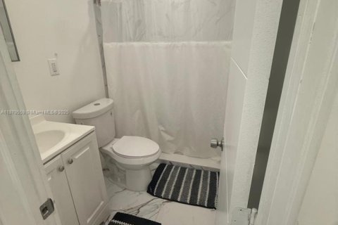 Casa en alquiler en Hialeah, Florida, 2 dormitorios, 83.61 m2 № 1977534 - foto 23