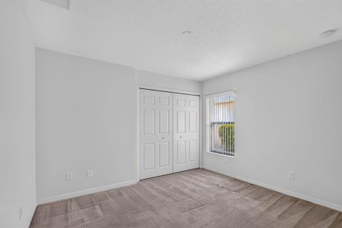 House in Port St. Lucie, Florida 3 bedrooms, 177.63 sq.m. № 2191606 - photo 27