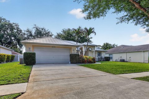 House in Port St. Lucie, Florida 3 bedrooms, 177.63 sq.m. № 2191606 - photo 3