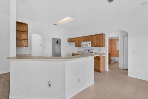 House in Port St. Lucie, Florida 3 bedrooms, 177.63 sq.m. № 2191606 - photo 18