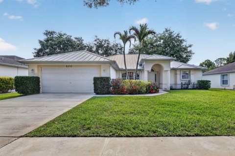 House in Port St. Lucie, Florida 3 bedrooms, 177.63 sq.m. № 2191606 - photo 2
