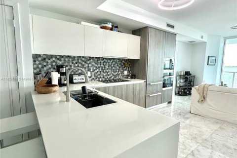 Condo in Miami, Florida, 2 bedrooms  № 1887220 - photo 4