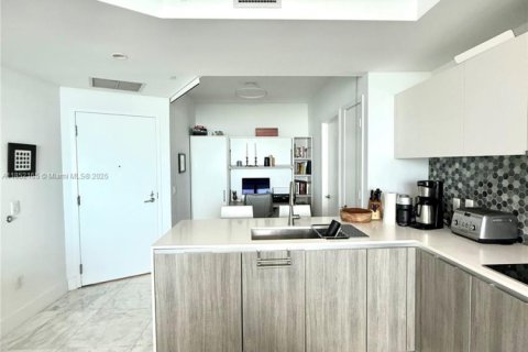 Condo in Miami, Florida, 2 bedrooms  № 1887220 - photo 2