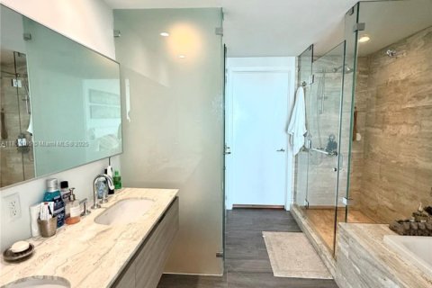 Condo in Miami, Florida, 2 bedrooms  № 1887220 - photo 11