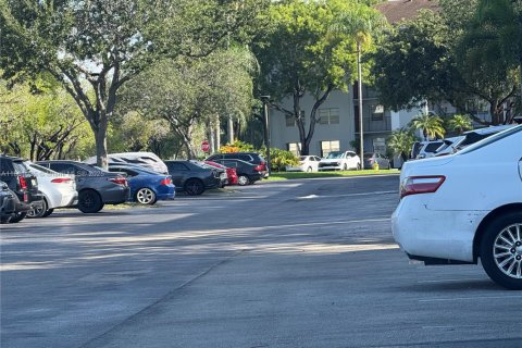 Copropriété à louer à Pembroke Pines, Floride: 2 chambres, 76.09 m2 № 1892115 - photo 7